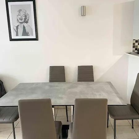 Modern One Bedroom In アパート *