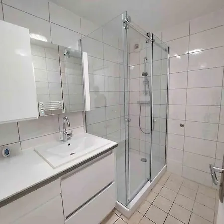 Modern One Bedroom In Apartment *