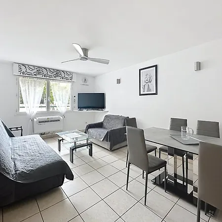 Modern One Bedroom In Apartament *