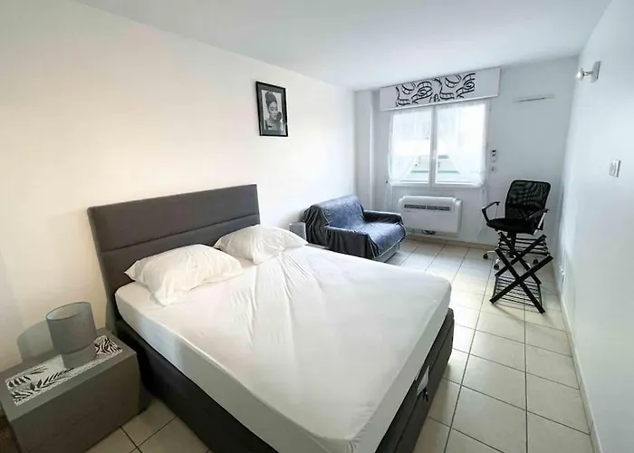 Апартаменты Modern One Bedroom In