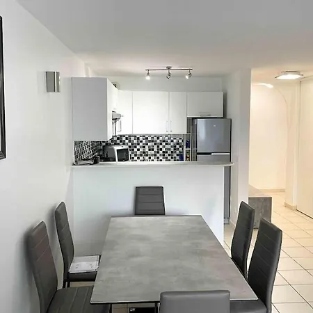 Modern One Bedroom In דירה