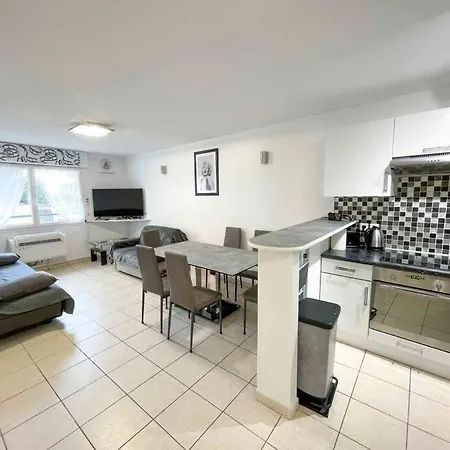 Modern One Bedroom In דירה